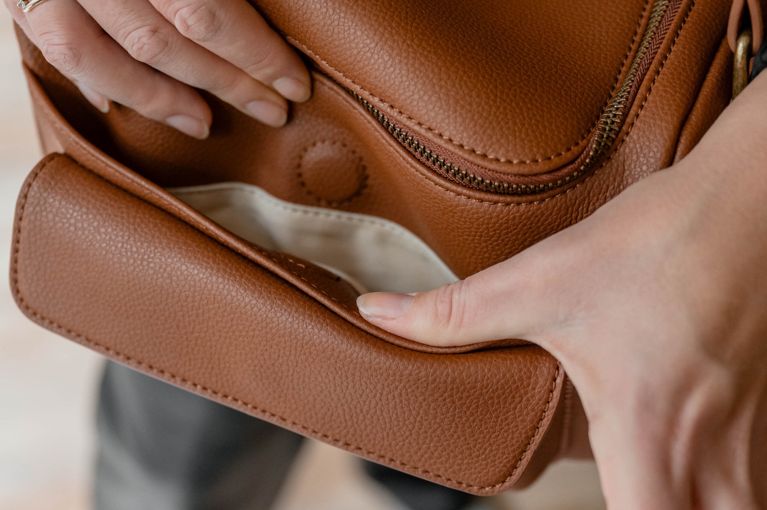 Compacte stijlvolle cameratas voor fotografen onderweg